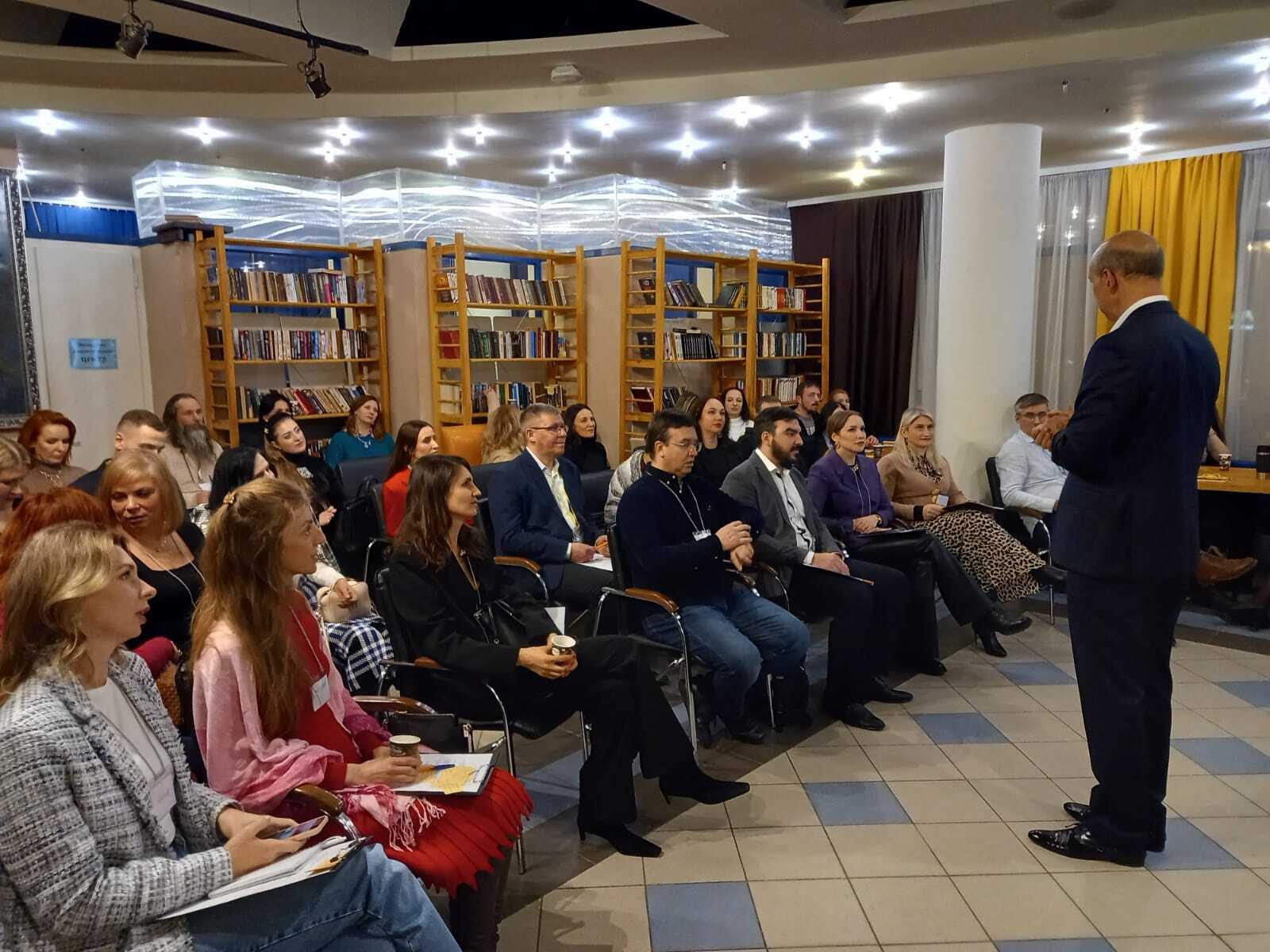 Гости семинара о принципах лидерства Фёдора Конюхова слушают ведущего